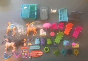 Lot of vintage Polly Pocket accessories - furniture, horses & more